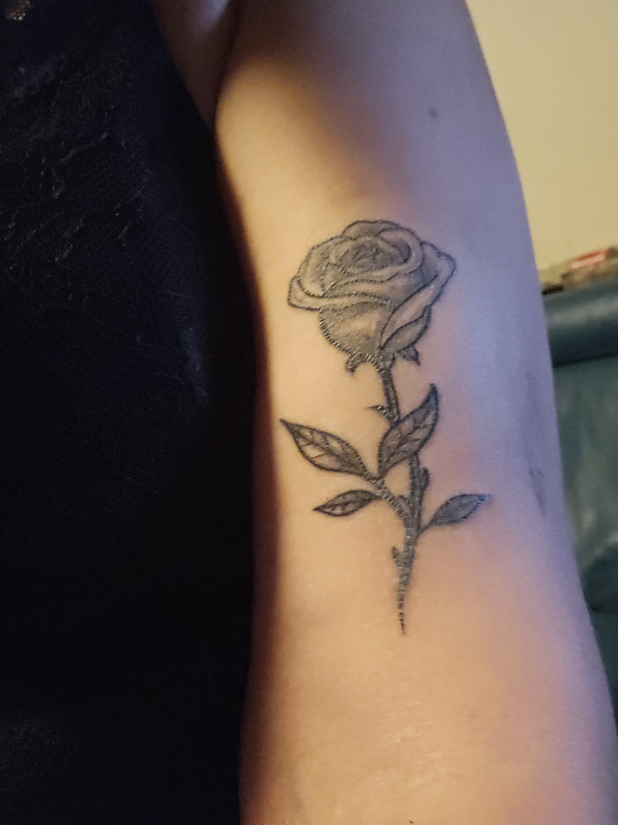 Roos in fineline met stippelschaduw op een binnenarm
