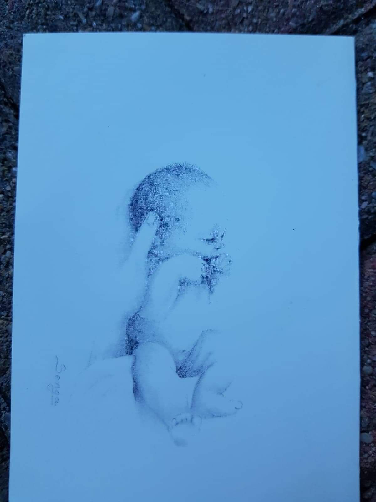 Tekening in fijne lijnen van een baby op papier